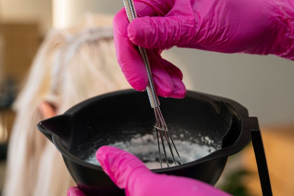 Окрашивание волос по-новому: белорускам могут не оказать услугу без 15-минутной пробы