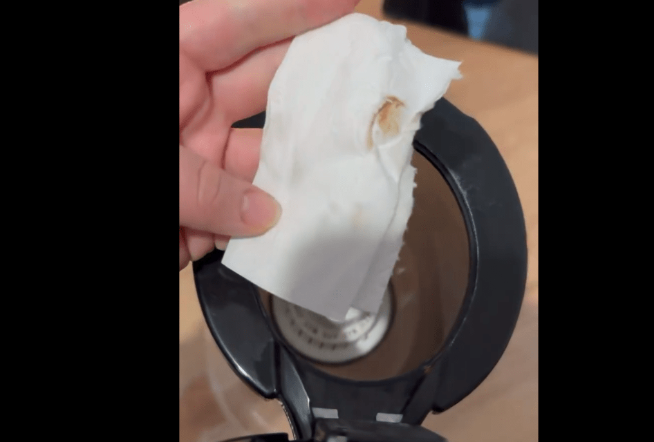 У жительницы Смолевичей из крана потекла вода с песком и ржавчиной