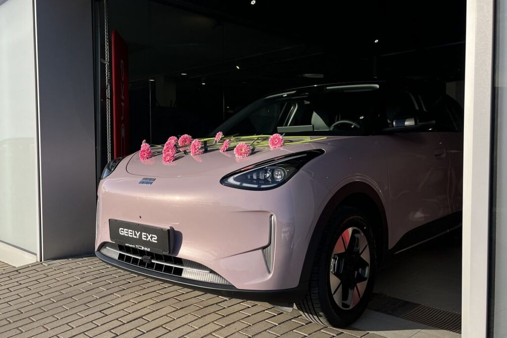 БЕЛДЖИ выпустил лимитированную серию розовых электромобилей – сколько стоит «барбимобиль»