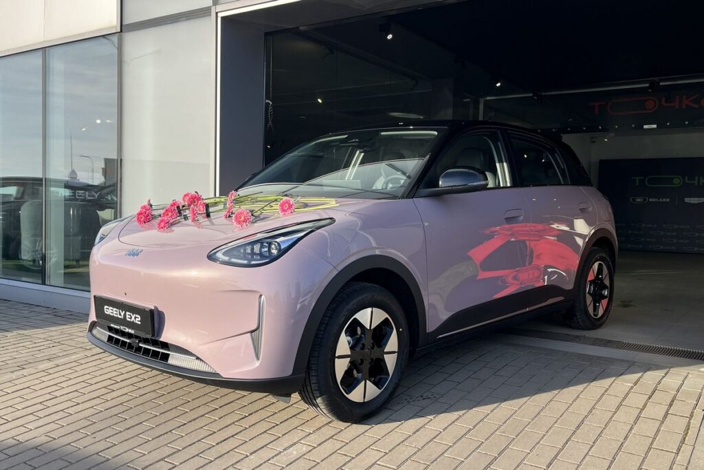 БЕЛДЖИ выпустил лимитированную серию розовых электромобилей – сколько стоит «барбимобиль»