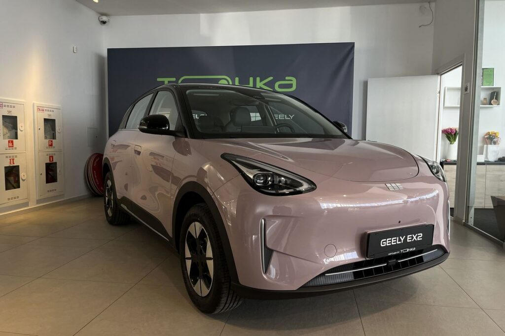 БЕЛДЖИ выпустил лимитированную серию розовых электромобилей – сколько стоит «барбимобиль»