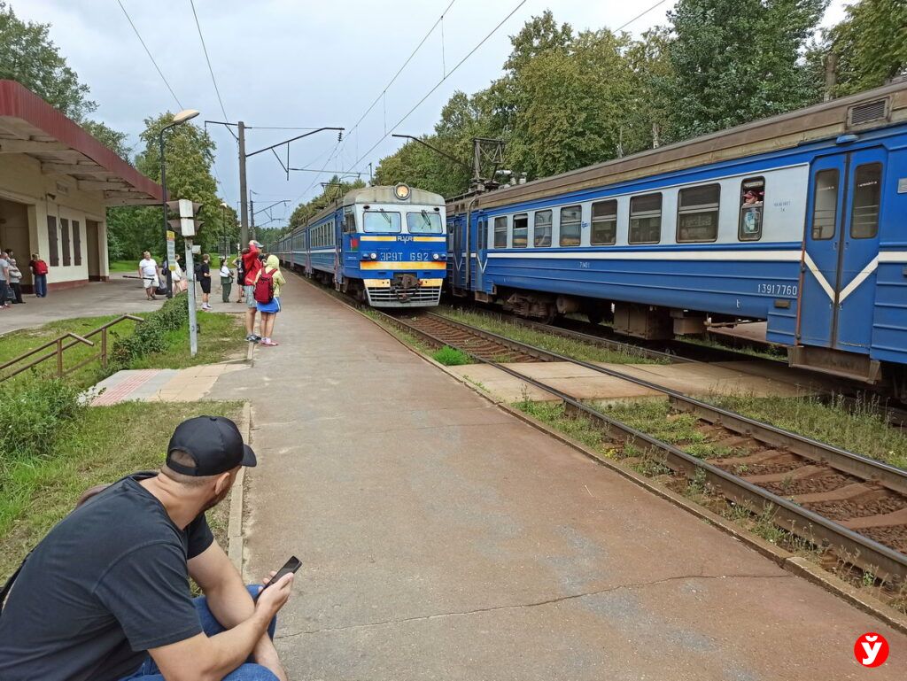 В минской электричке пассажир украл у спящей женщины телефон и наушники