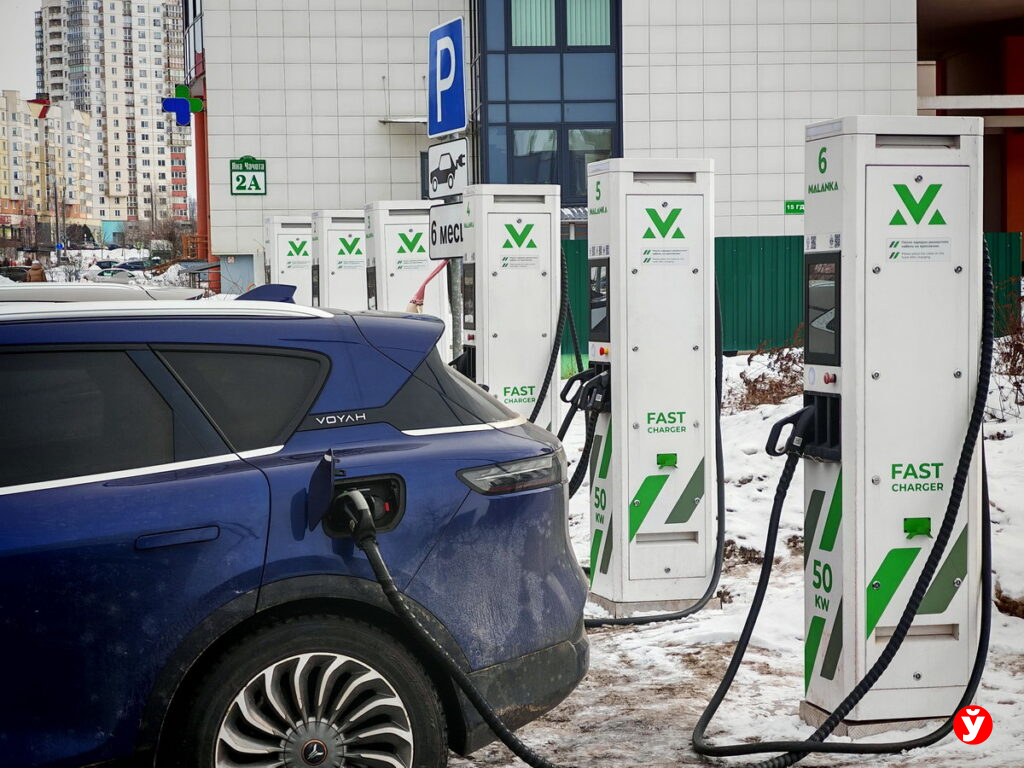 Бум на электрокары: белорусы массово страхуют авто и получают рекордные выплаты