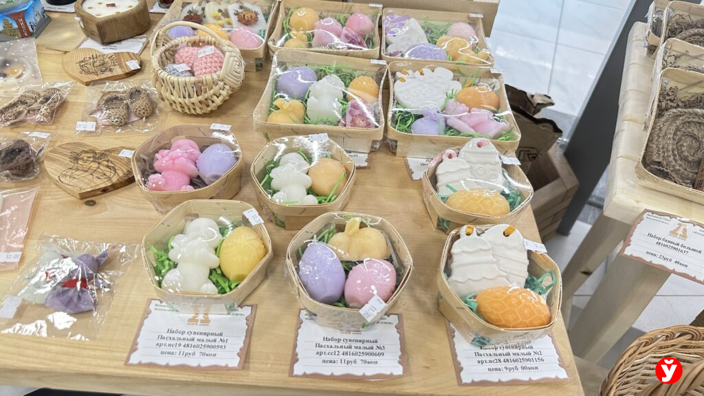 Свечи-ангелы, венки и корзины: почем продают товары к Пасхе в «Першым Нацыянальным»