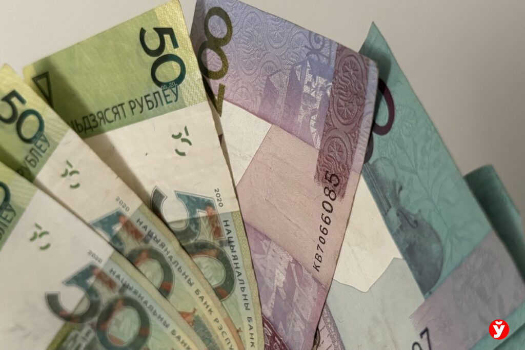 Штрафы до 1350 рублей: в Беларуси начнут наказывать руководителей за слишком большие зарплаты