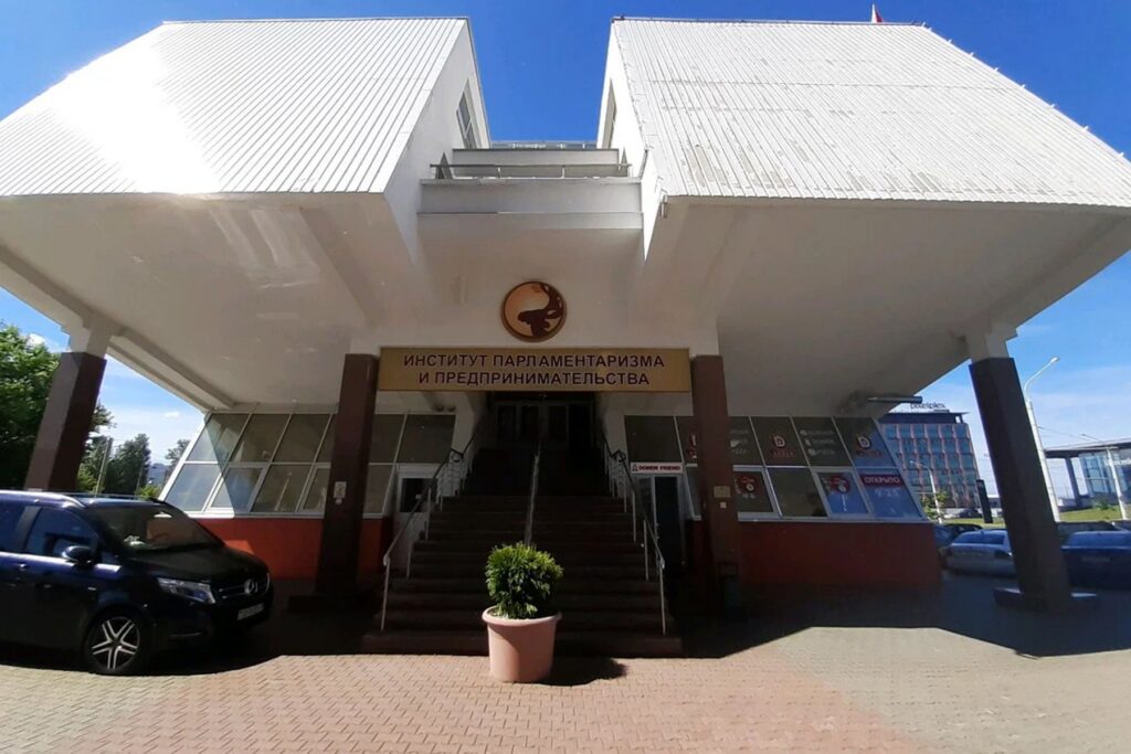 Заочников закрывшегося ИПП перевели в БГУ и БГЭУ