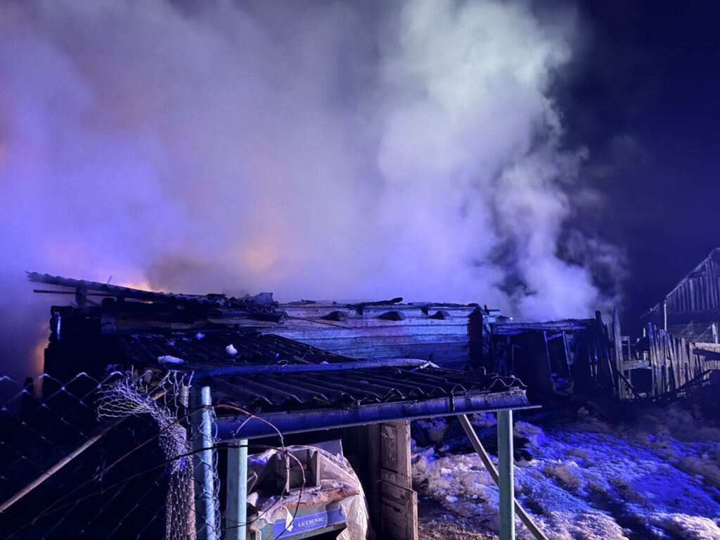 Два сарая и машина сгорели в Вилейском районе, огонь повредил также дом