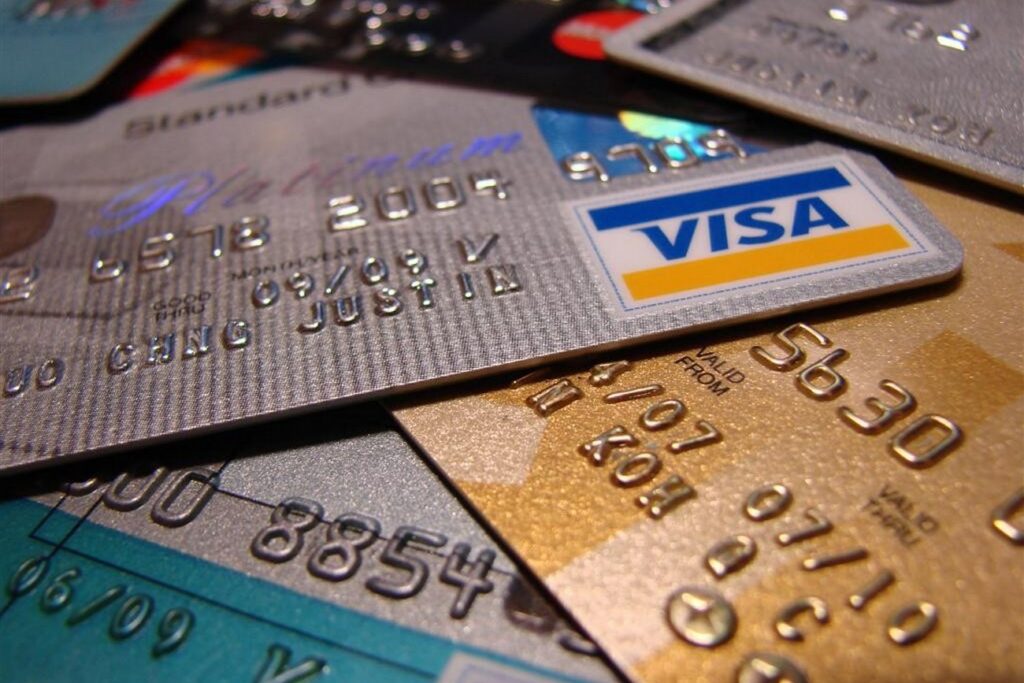 Карты Visa трех белорусских банков перестали работать в ЕС – что делать клиентам