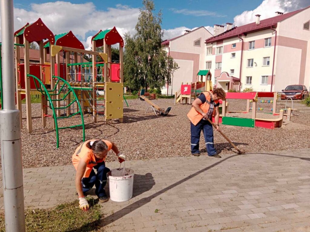 Комхоз_регулярно_поддерживает_в_чистоте_и_порядке_улицы_и_дворы