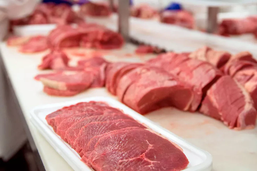 130 работников в Могилевской области занимались переработкой мяса без СИЗ и на опасных станках