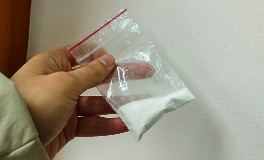 Отчим втянул пасынка в наркобизнес и получил 16 лет – подросток отправится за решетку на 12 лет