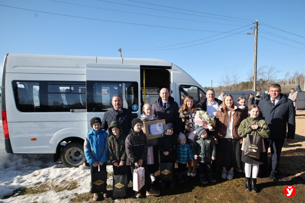 11 детей и теперь свой микроавтобус: губернатор исполнил мечту семьи из Вилейского района