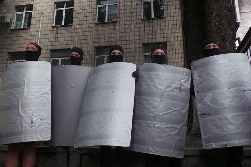 Цена участия — квартира. Как акции за границей могут ударить по белорусам