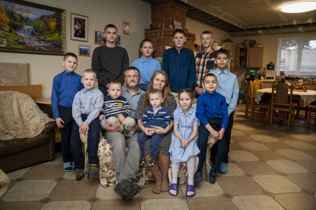 «Пока у нас 9 детей, ждем еще двоих». История семьи из Борисова разорвет ваше сердце