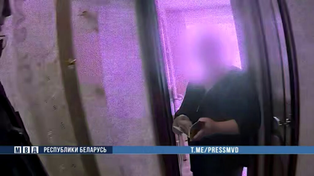 Жительница Случчины совала деньги в карманы милиционерам, пытаясь откупиться за торговлю спиртным