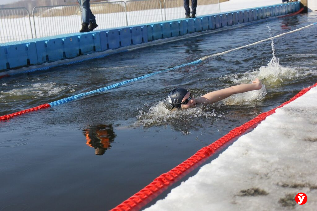 Пловцы-экстремалы соревновались под Солигорском – фоторепортаж с ледяных заплывов