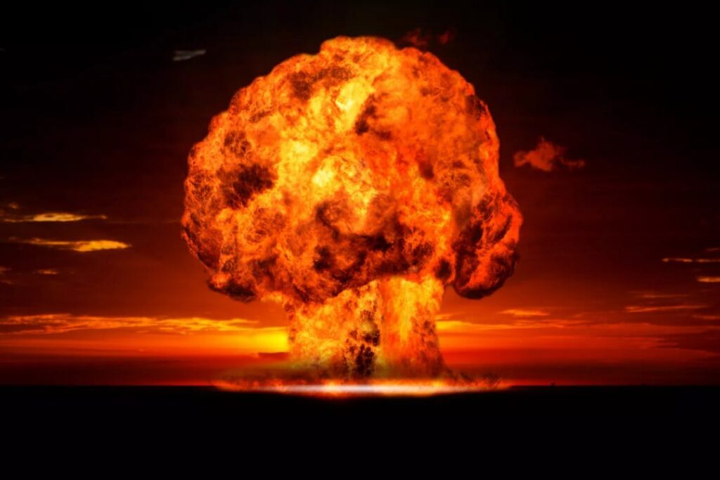 Азарёнок пояснил, почему мир спасет только ядерный кулак