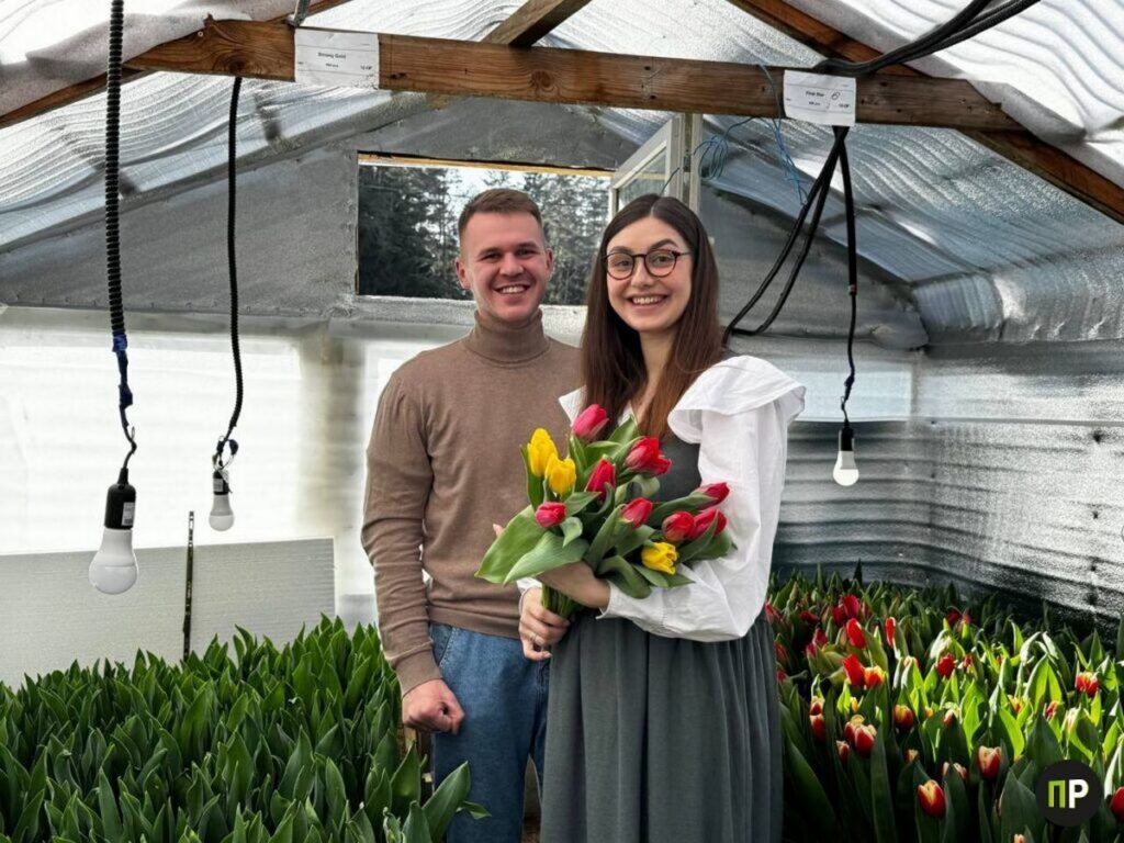 Семья из Минского района превратила теплицу в цветочную ферму