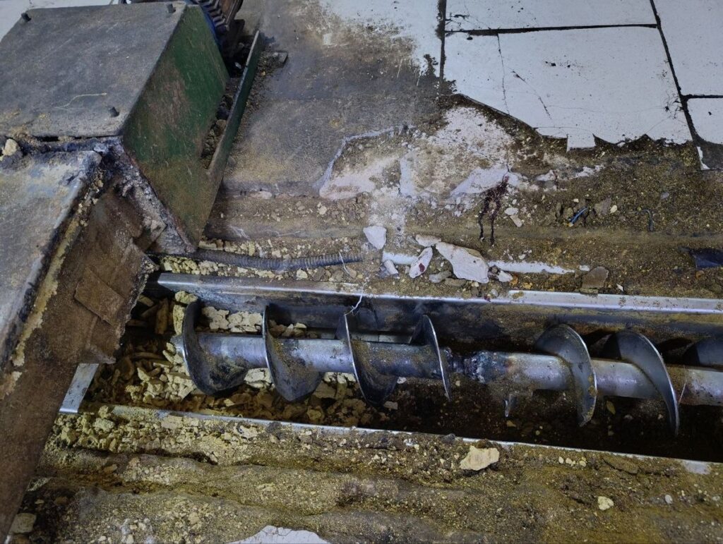 Мужчина получил множественные открытые переломы, упав в работающий шнек в Клецком районе