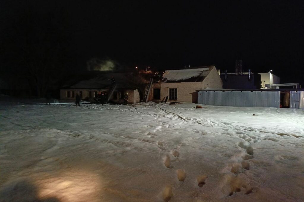 Пожар на производстве в Смолевичах тушили спасатели