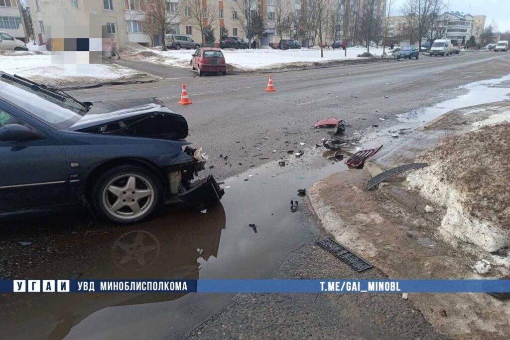 В Молодечно столкнулись две легковушки, пострадала 25-летняя девушка