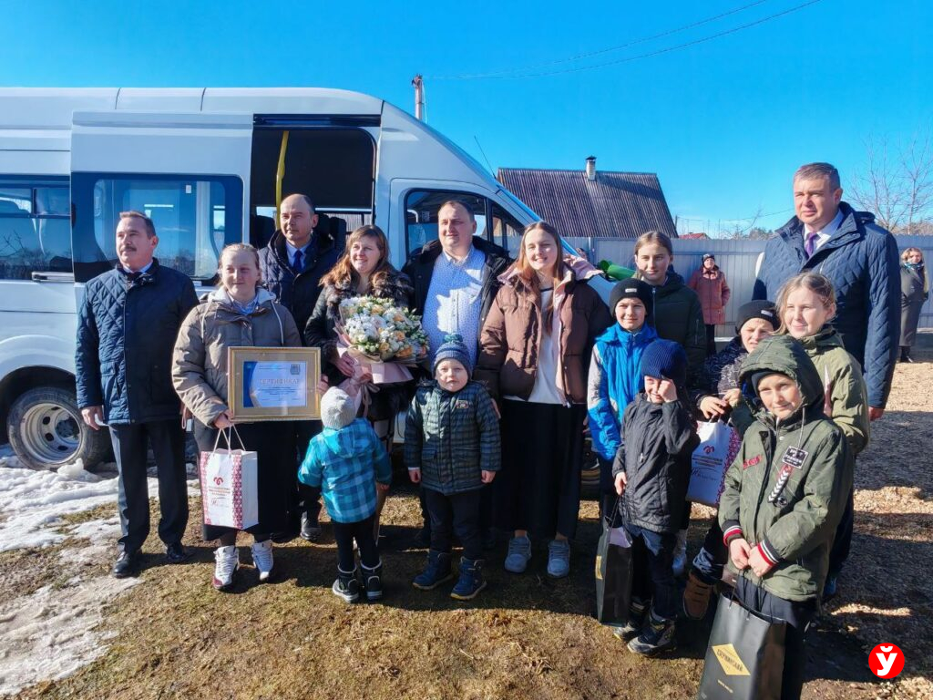 11 детей и теперь свой микроавтобус: губернатор исполнил мечту семьи из Вилейского района