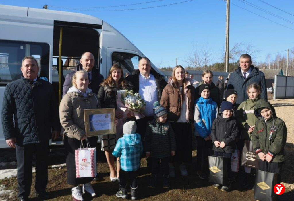 11 детей и теперь свой микроавтобус: губернатор исполнил мечту семьи из Вилейского района