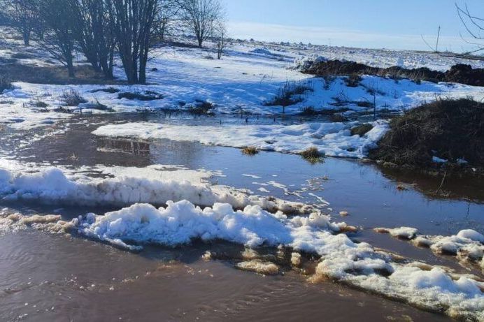 Вода с полей топит улицу в деревне под Минском