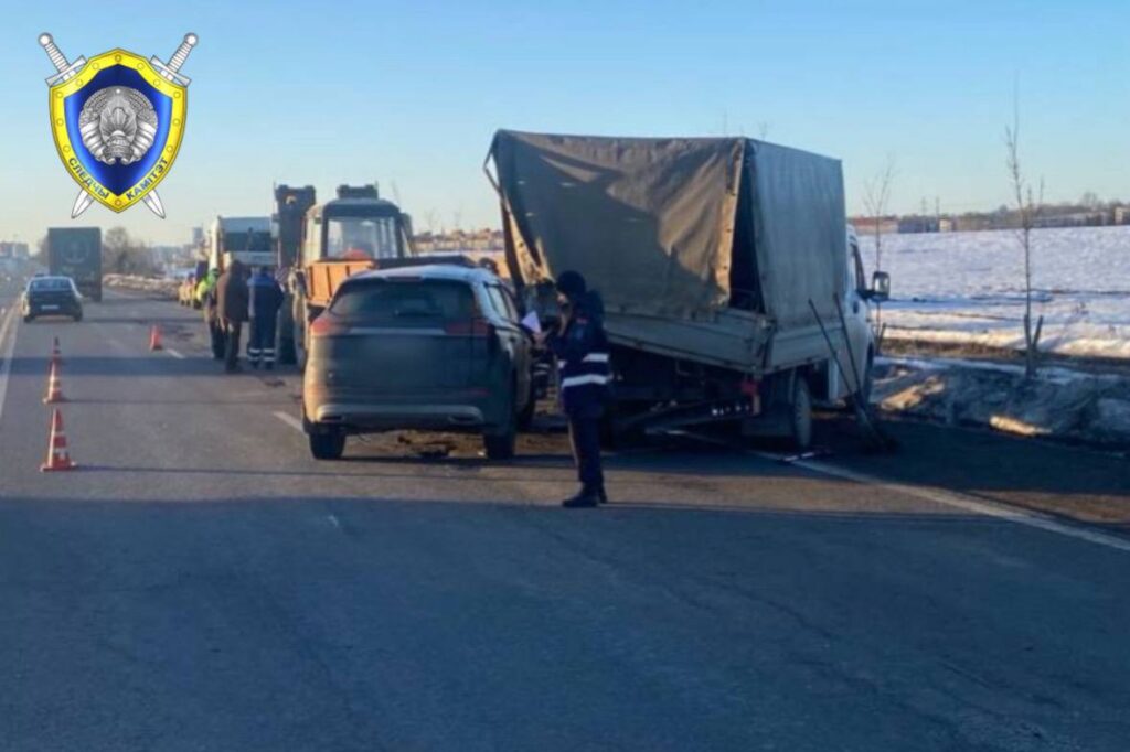 Под Минском Geely въехала в «Газель», а та сбила тракториста