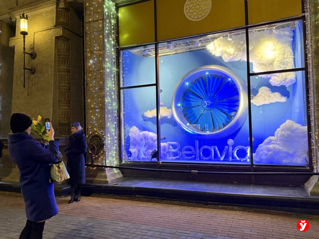 ГУМ и Belavia объединились: в Минске открылись необычные арт-витрины