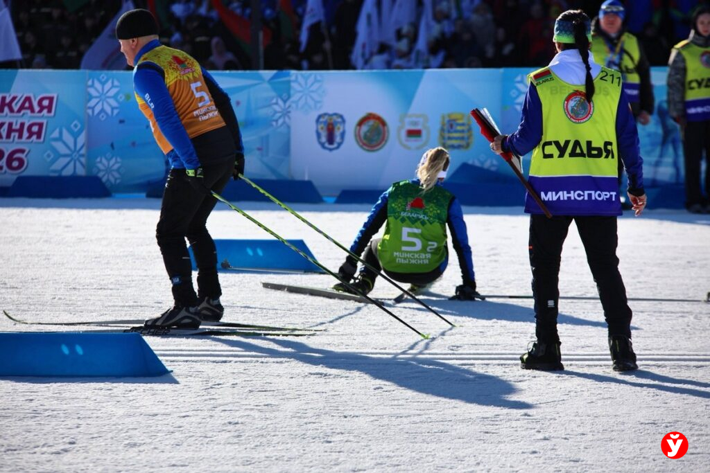 Госслужащие сменили костюмы на лыжи: заглянули в Раубичи на зимний праздник «Минская лыжня»