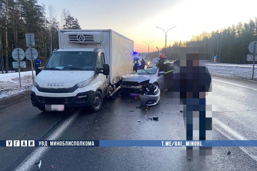 ДТП под Минском: автомобиль врезался в стоящий грузовик, пострадали дети