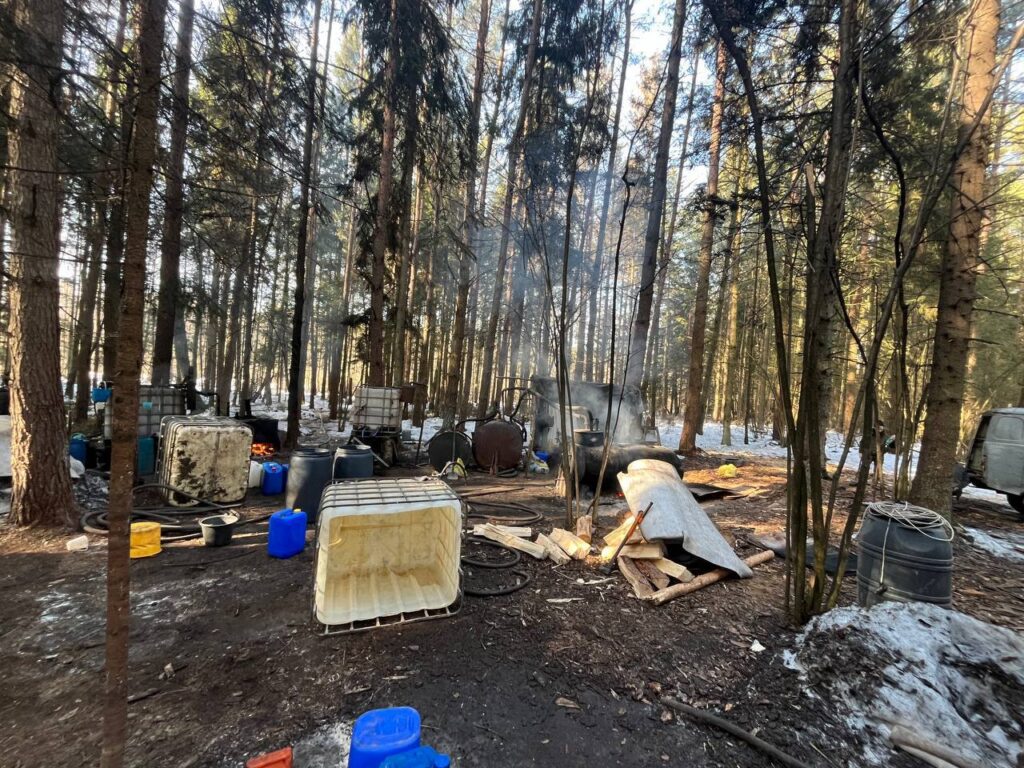 Самогонный «лесной завод» накрыли под Щучином: изъято 225 литров алкоголя