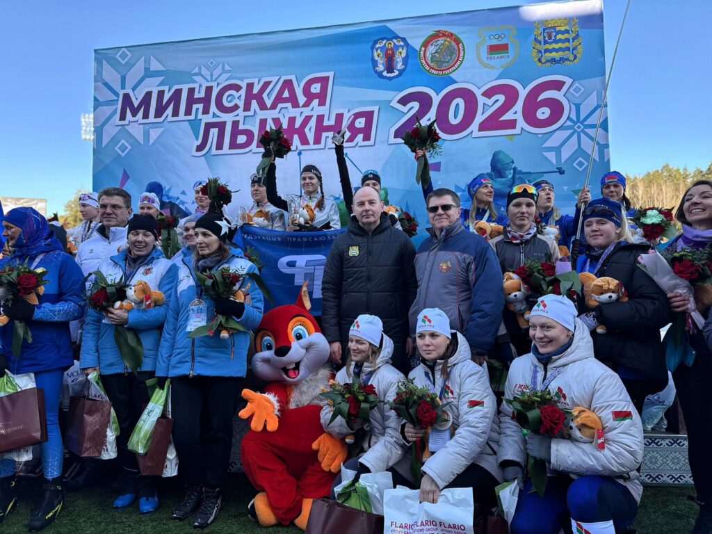 «Снежная эстафета»: белорусские девушки покорили лыжную трассу в Раубичах