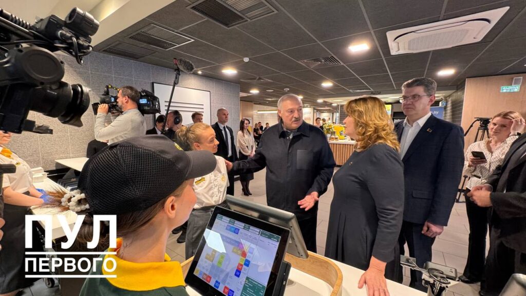 «Там должно быть белорусское!» Лукашенко приехал в Мак.бай и пообещал вернуться через год