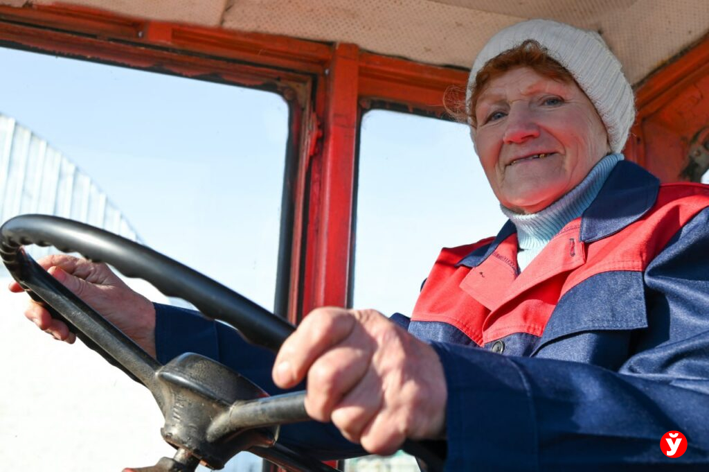 «Не могу без трактора»: история хрупкой женщины, которая 45 лет управляет многотонными машинами