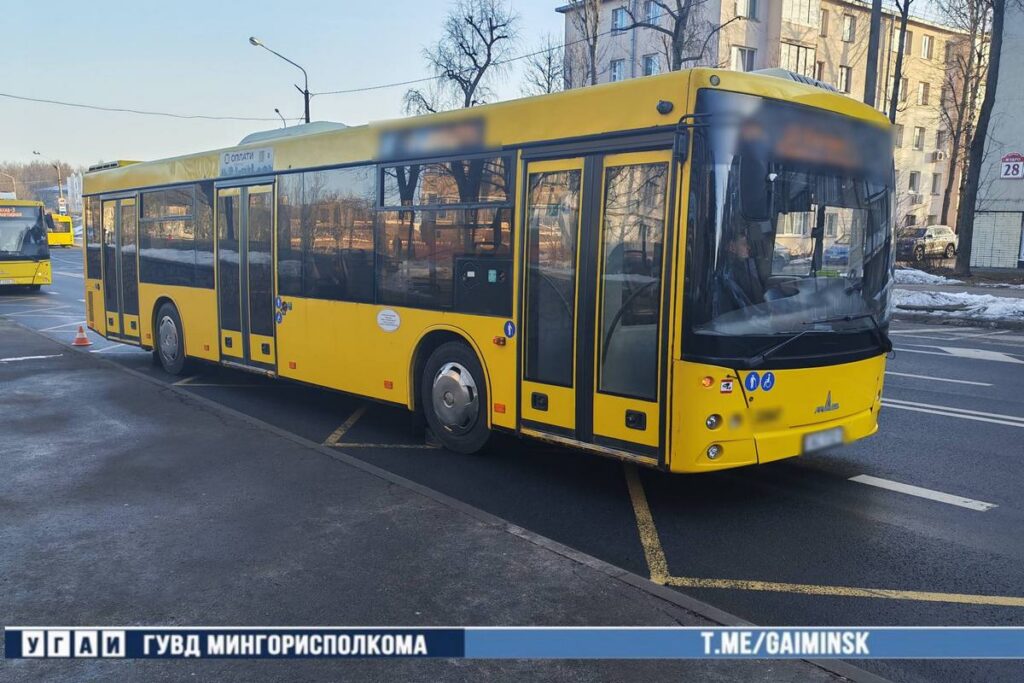 В Минске пенсионерку зажало дверями автобуса и протащило под колеса