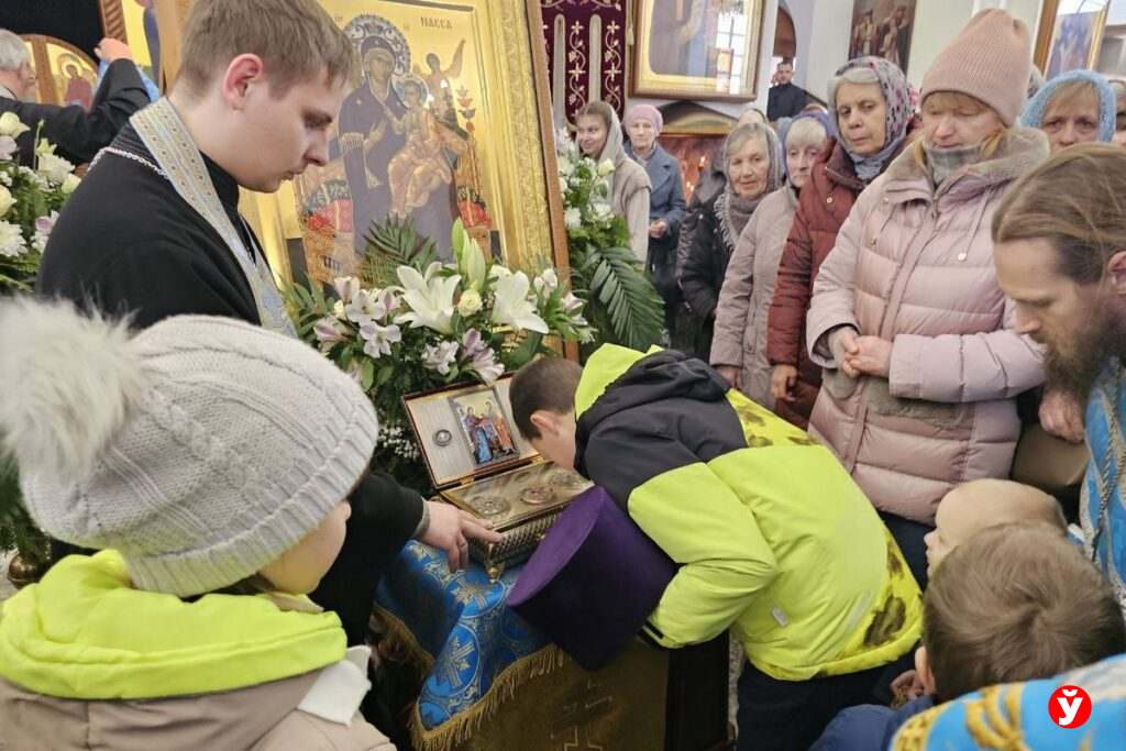 В Борисов прибыла частица пояса Богородицы – за чем едут к святыне за сотни километров