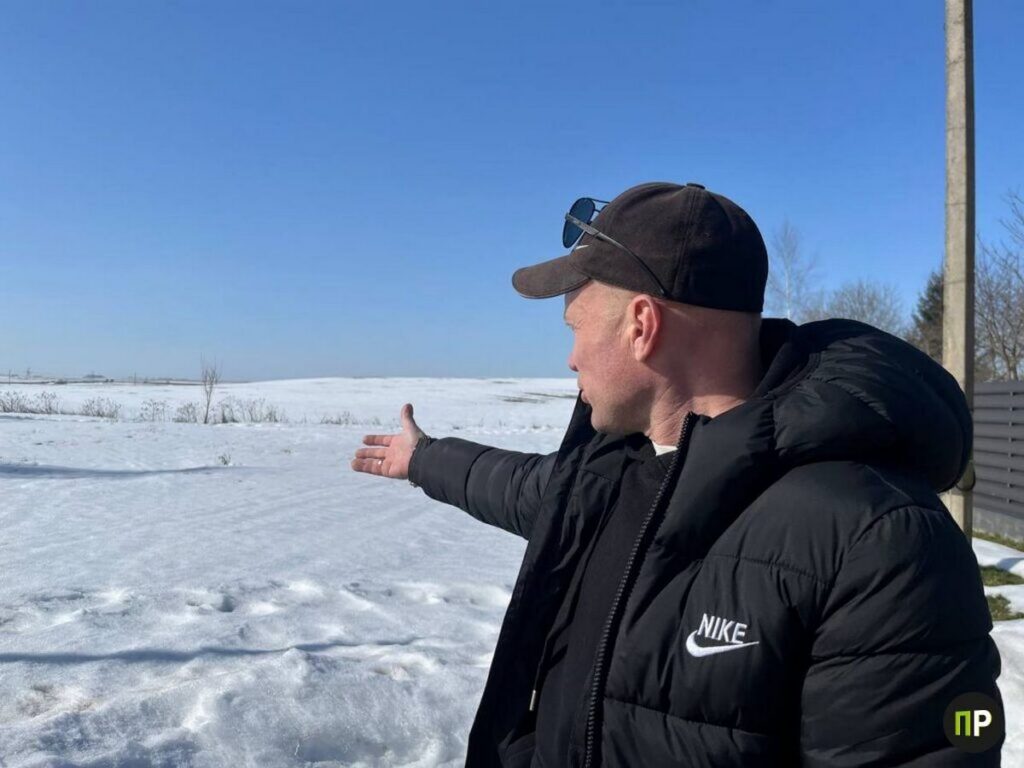 Резиновые сапоги как база: будни жителей деревни в Минском районе, где вода делит улицы пополам