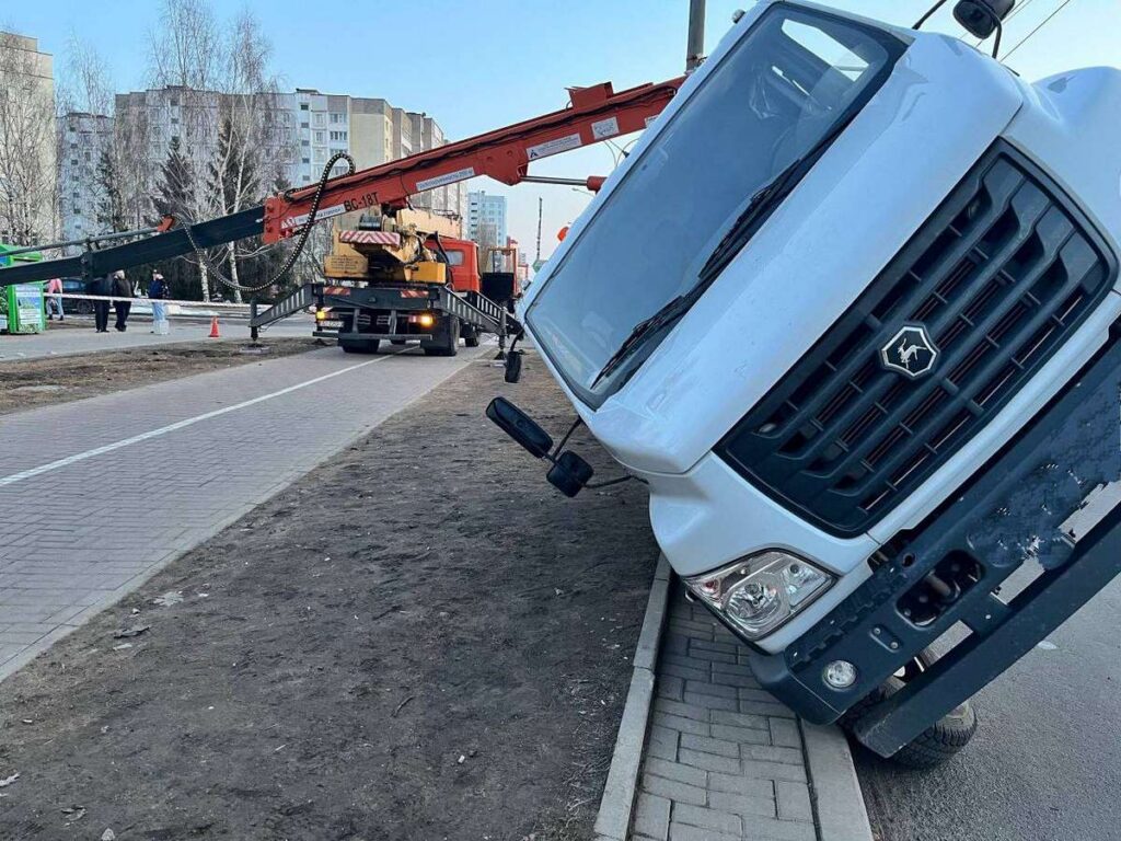 Столичные эксперты выясняют обстоятельства падения автолюльки с рабочим на Кунцевщине