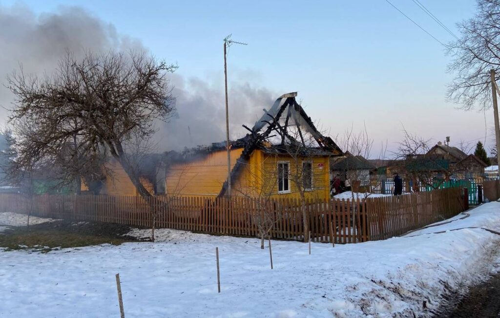 Пенсионерка госпитализирована после пожара в Мядельском районе