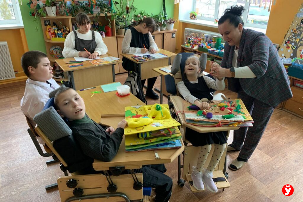 Клецкие педагоги создают уникальные сенсорные книги и игровые тренажеры для особенных детей