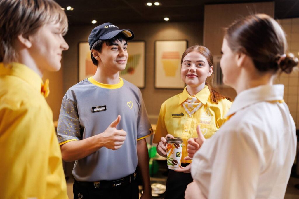 Белорусский «лук» для Mak.by: кто создал новую форму работников сети