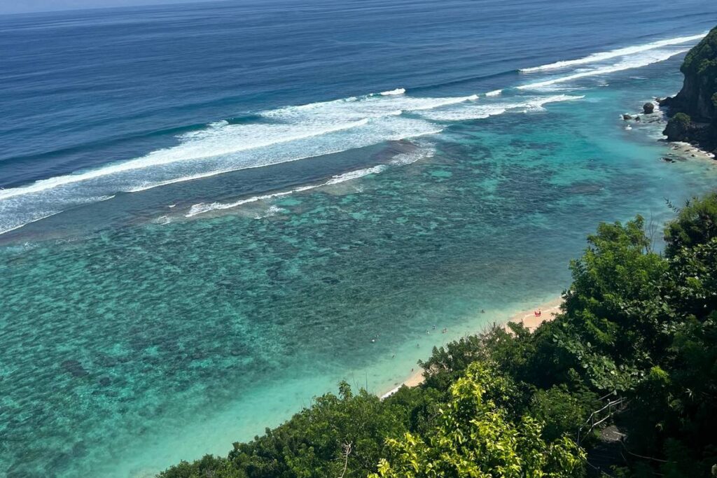 Москвич устал от ритма жизни, нашел спокойствие в Минске и уехал серфить в тропики