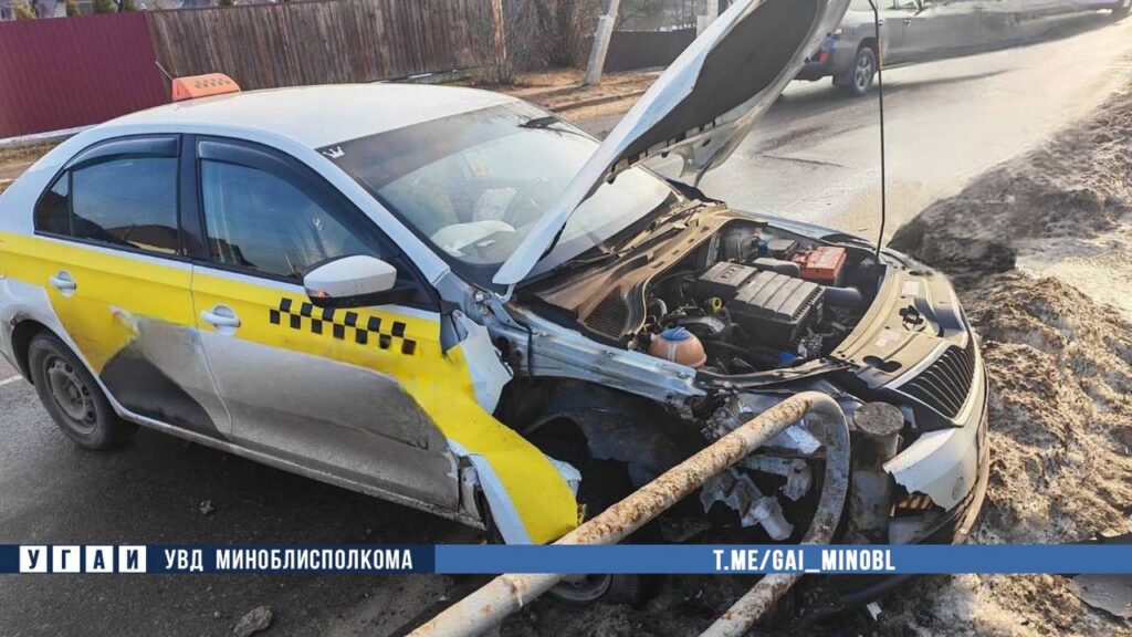 В Борисове Skoda врезалась в забор из-за гололеда, пострадала пассажирка