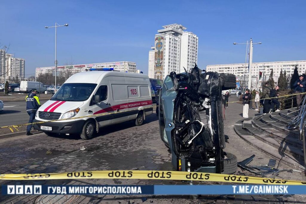 Минчанка потеряла сознание за рулем: BMW сбил девочку и перевернулся
