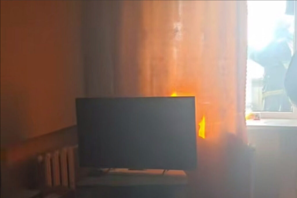 В Заславле инспектор МЧС вывел из горящей квартиры пожилую женщину и ее сына