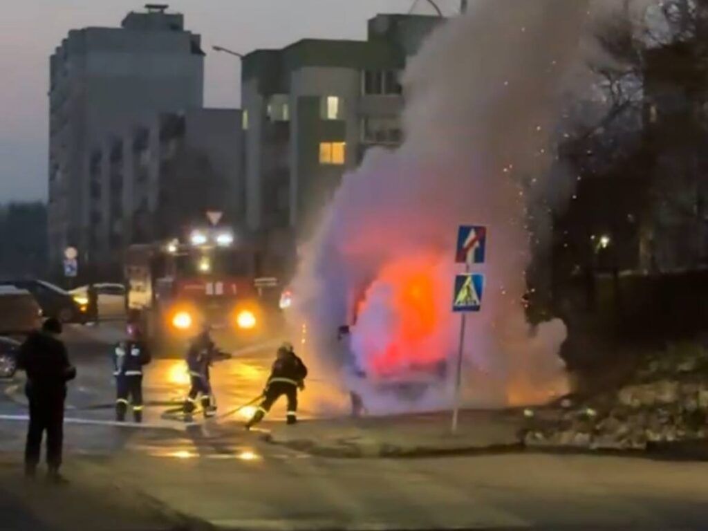 В Заславле загорелся грузовик возле магазина