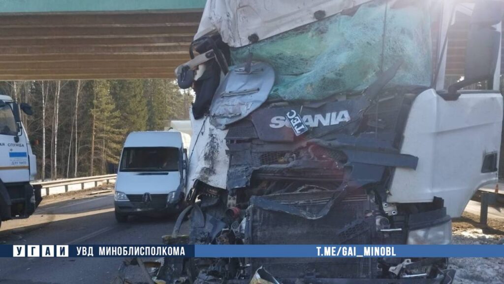 На трассе М-1 под Борисовом фура врезалась в самосвал дорожников: водитель в больнице