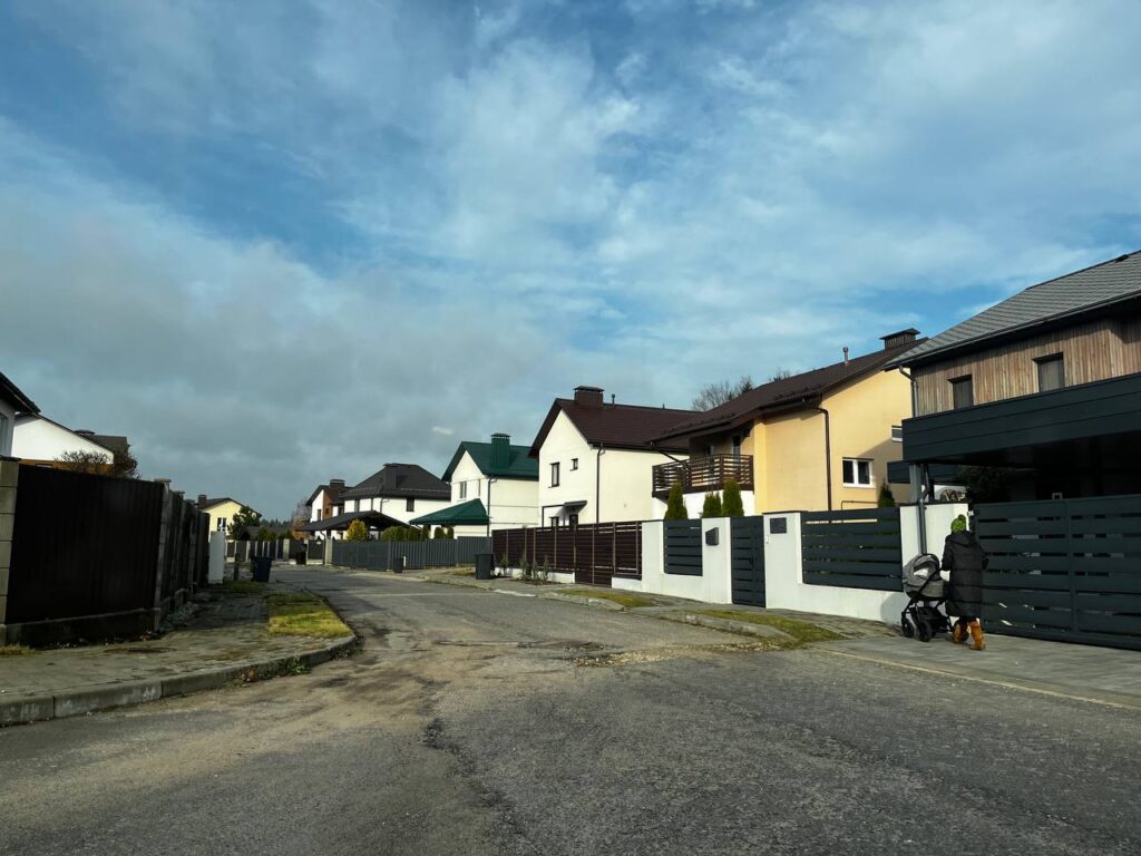 Участок в современной деревне в 26 км от Минска выставили на аукцион